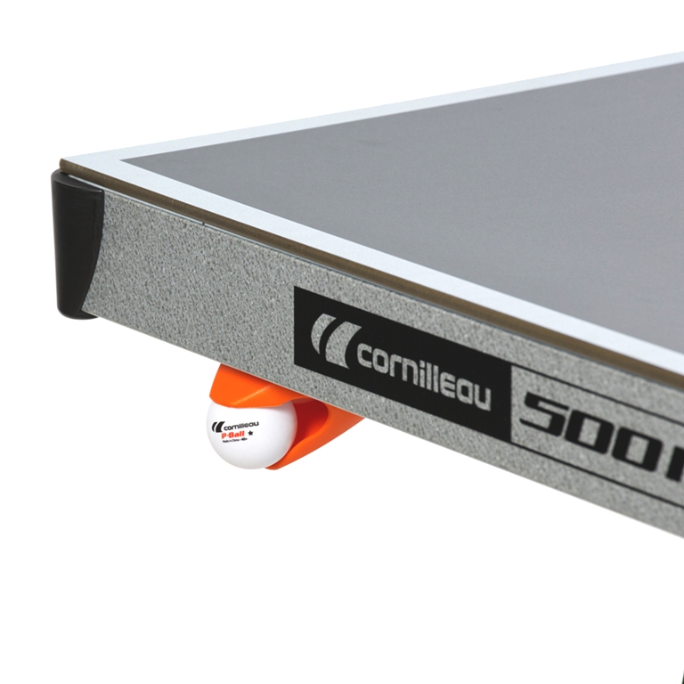 Специальные держатели мячей с каждой игровой стороны стола Cornilleau Sport 500M Crossover Outdoor рядом с игроком Специальные держатели мячей с каждой игровой стороны стола Cornilleau Sport 500M Crossover Outdoor рядом с игроком