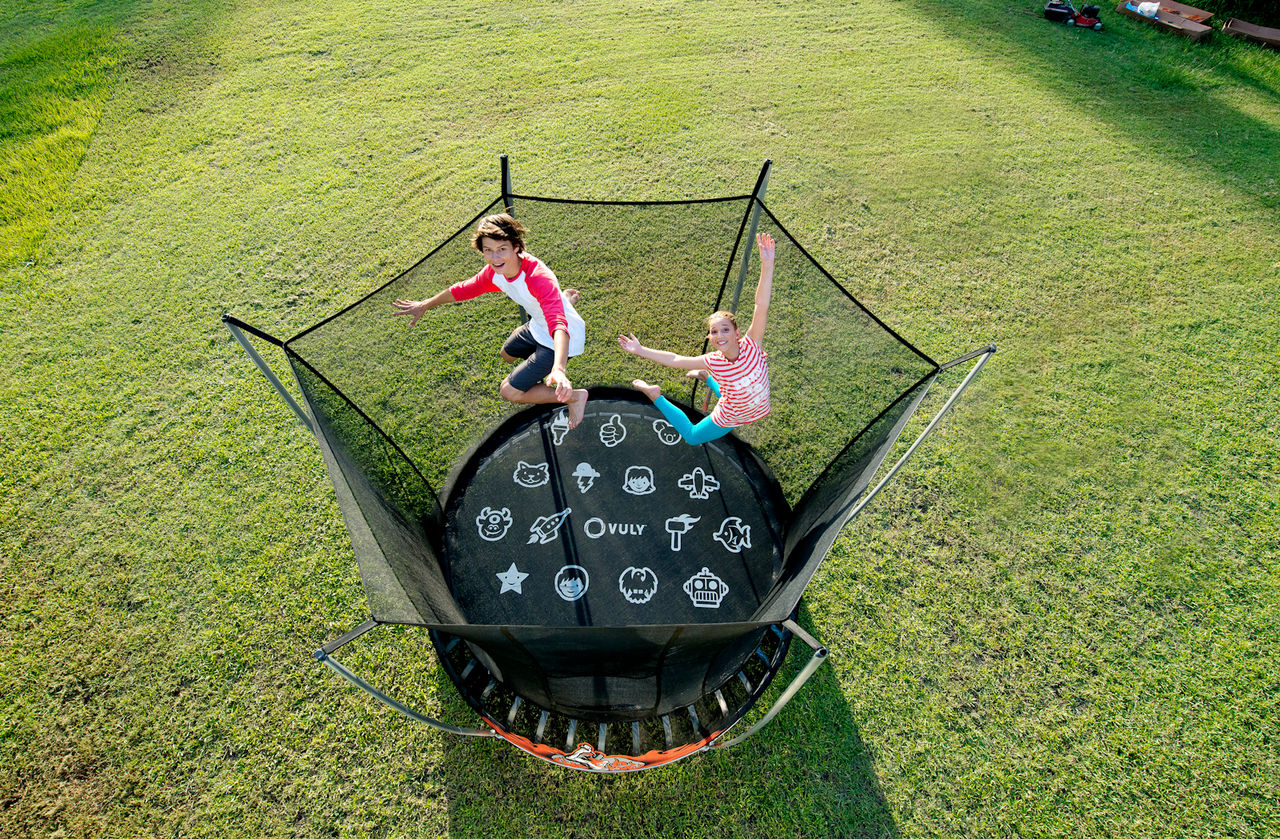 Батут на рессорах Vuly Thunder XL диаметром 14ft (4,24 м) с защитной сетью, тентом и баскетбольным набором Батут на рессорах Vuly Thunder XL диаметром 14ft (4,24 м) с защитной сетью, тентом и баскетбольным набором
