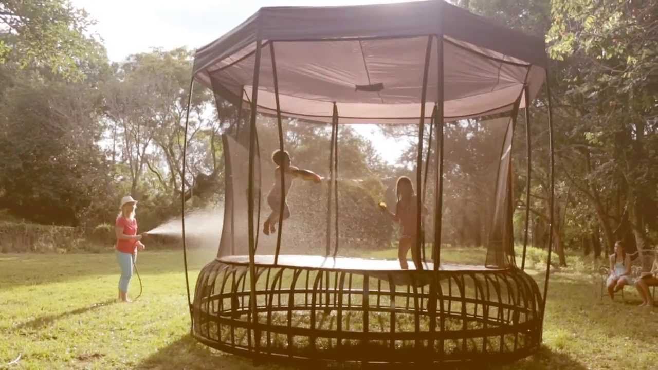 Батут на рессорах Vuly Thunder XL диаметром 14ft (4,24 м) с защитной сетью, тентом и баскетбольным набором Батут на рессорах Vuly Thunder XL диаметром 14ft (4,24 м) с защитной сетью, тентом и баскетбольным набором