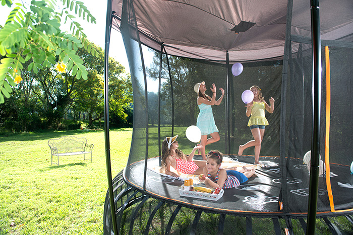 Батут на рессорах Vuly Thunder XL диаметром 14ft (4,24 м) с защитной сетью, тентом и баскетбольным набором Батут на рессорах Vuly Thunder XL диаметром 14ft (4,24 м) с защитной сетью, тентом и баскетбольным набором