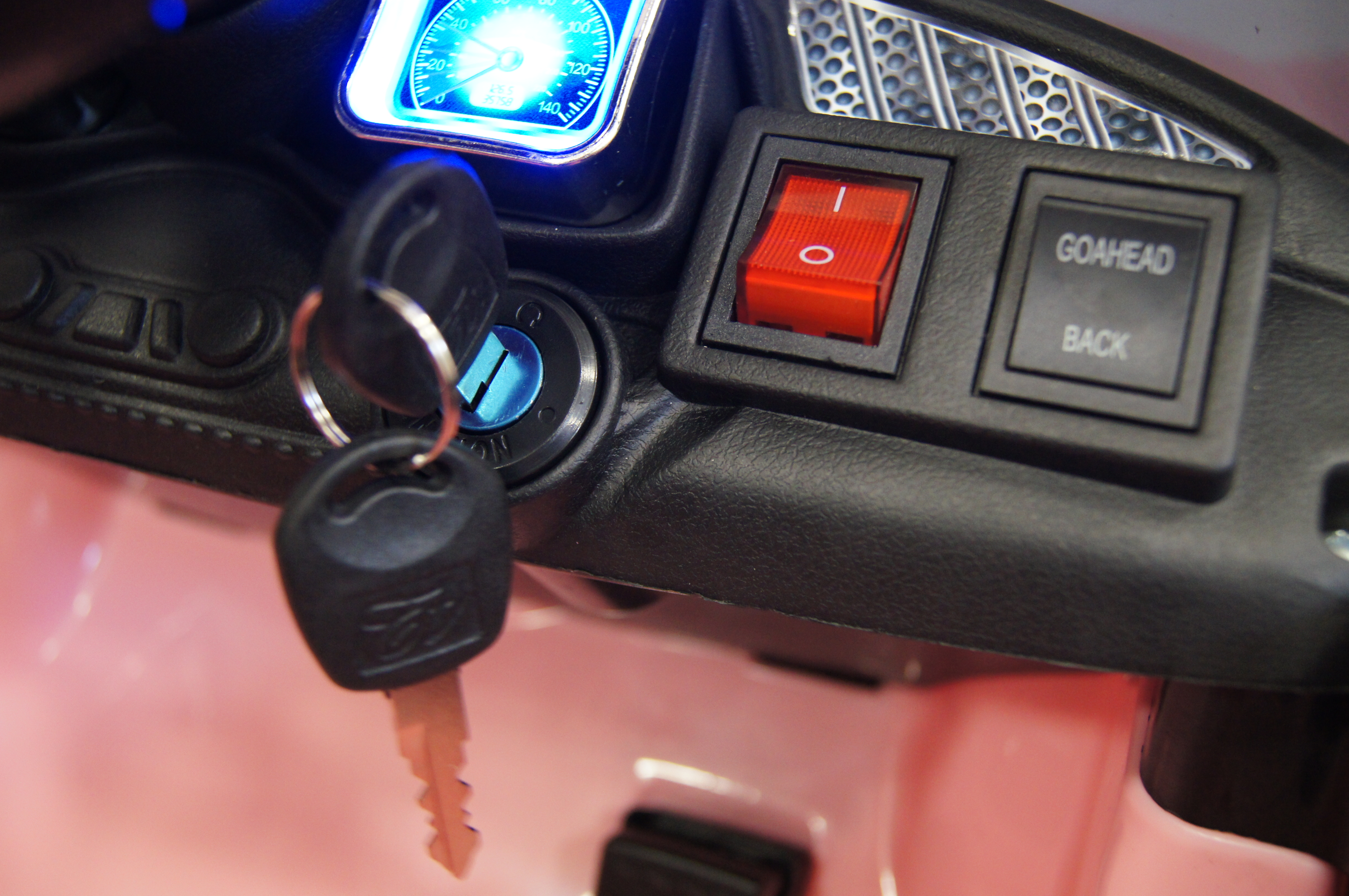 ��������� ����� � ������ ��������� ������������� �������� RiverToys Mercedes O333OO (����)