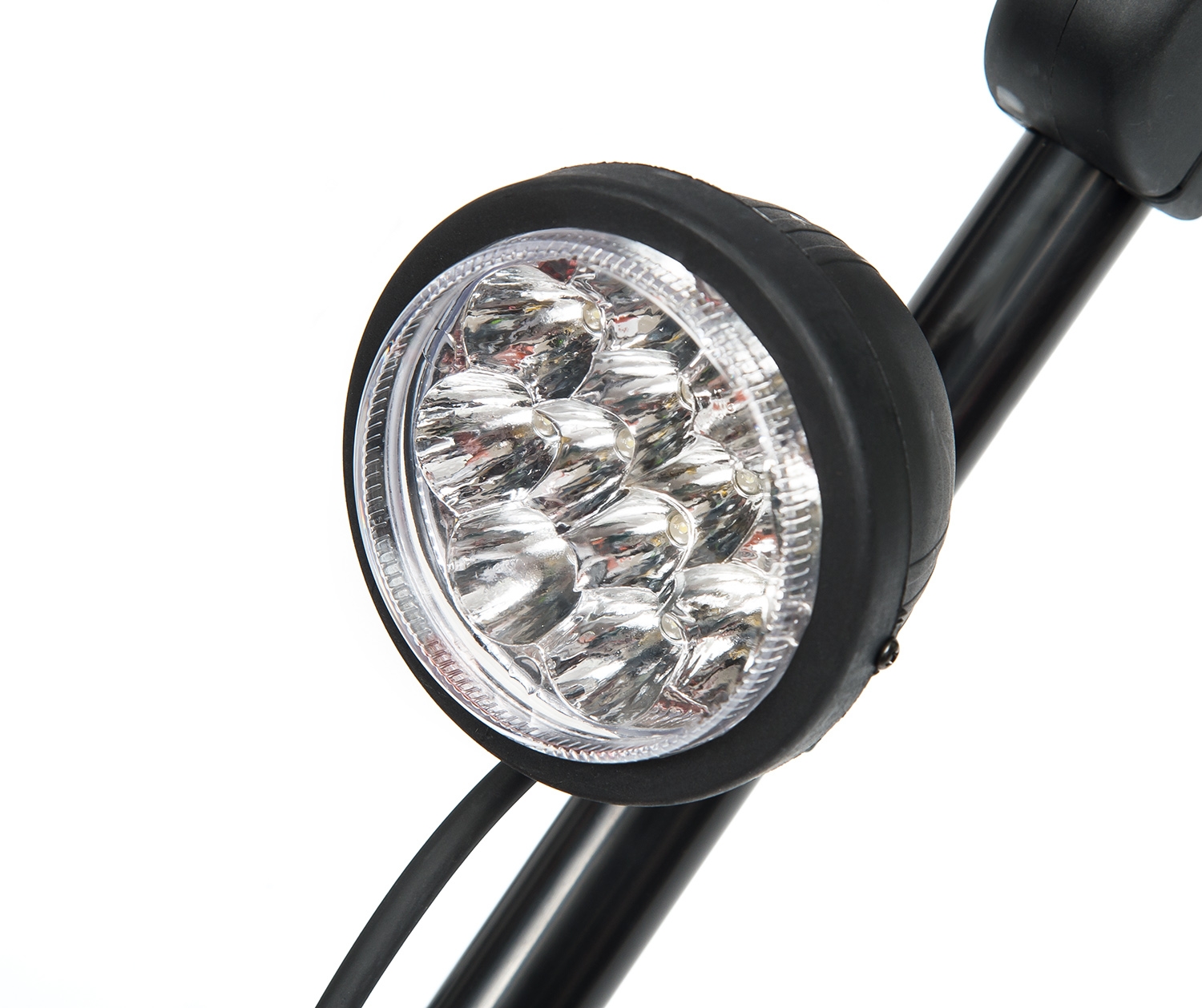 Яркая LED фара электрического снегоуборщика DAEWOO DAST 2600E Яркая LED фара электрического снегоуборщика DAEWOO DAST 2600E