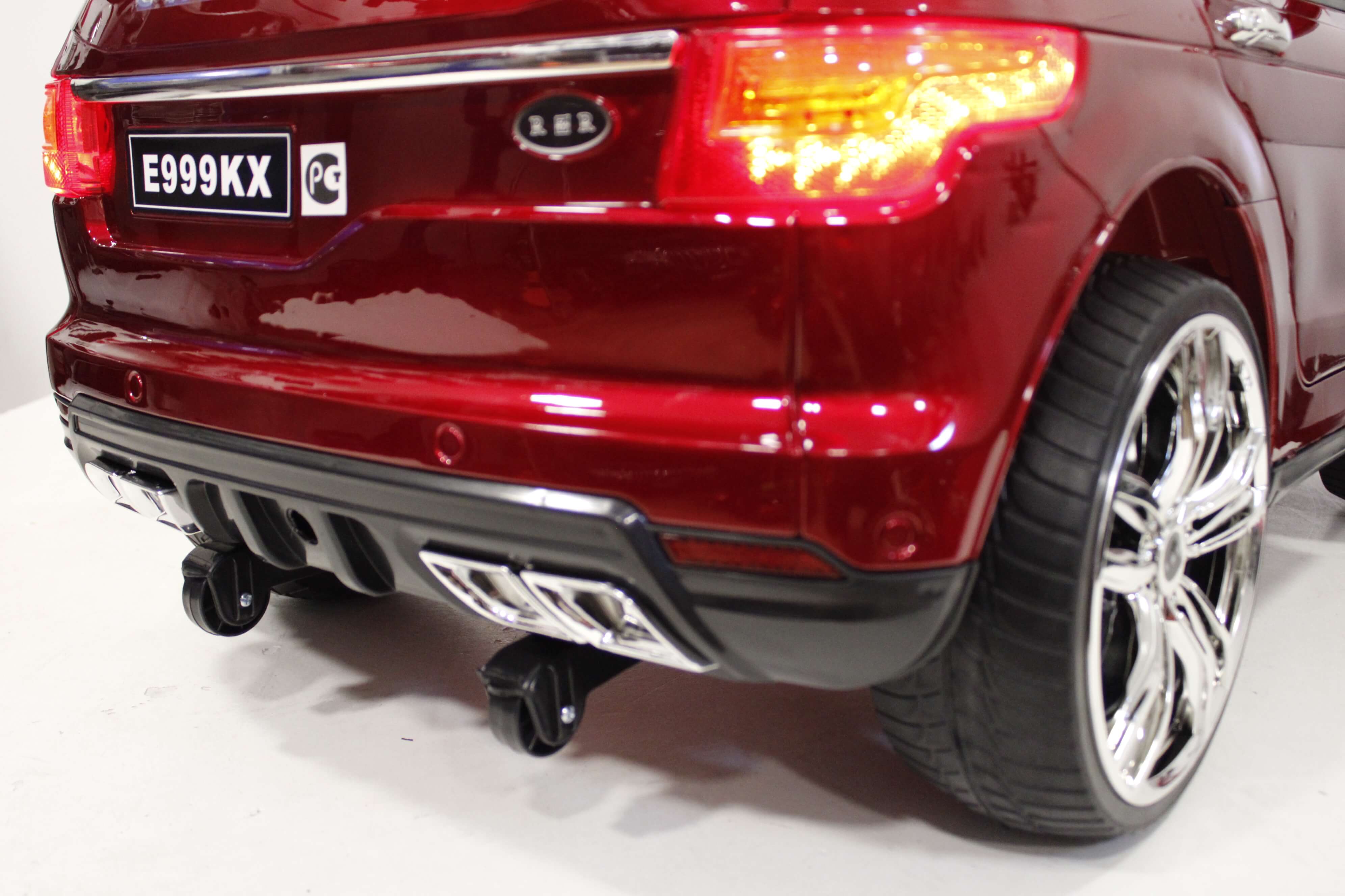Детский электромобиль RiverToys Range Rover Sport вишневый глянец вид сзади Детский электромобиль RiverToys Range Rover Sport вишневый глянец вид сзади