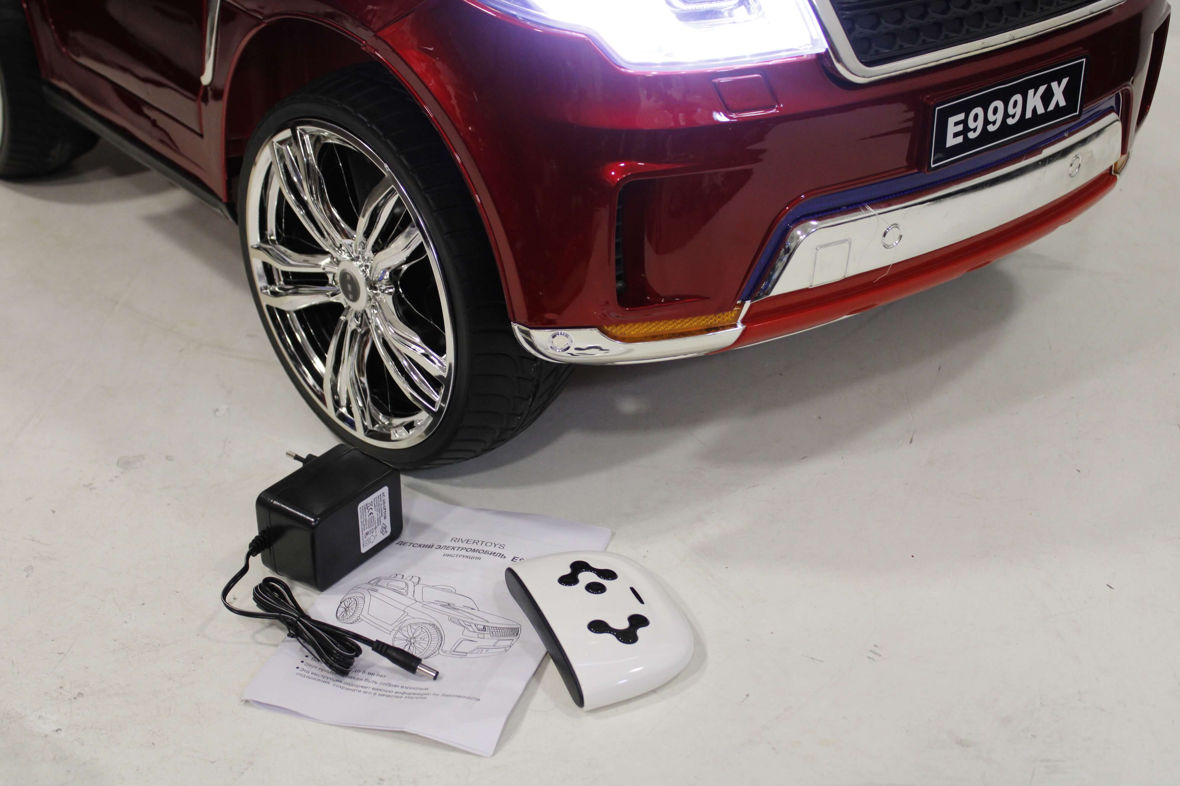 Комплектация детского электромобиля RiverToys Range Rover Sport вишневый глянец Комплектация детского электромобиля RiverToys Range Rover Sport вишневый глянец