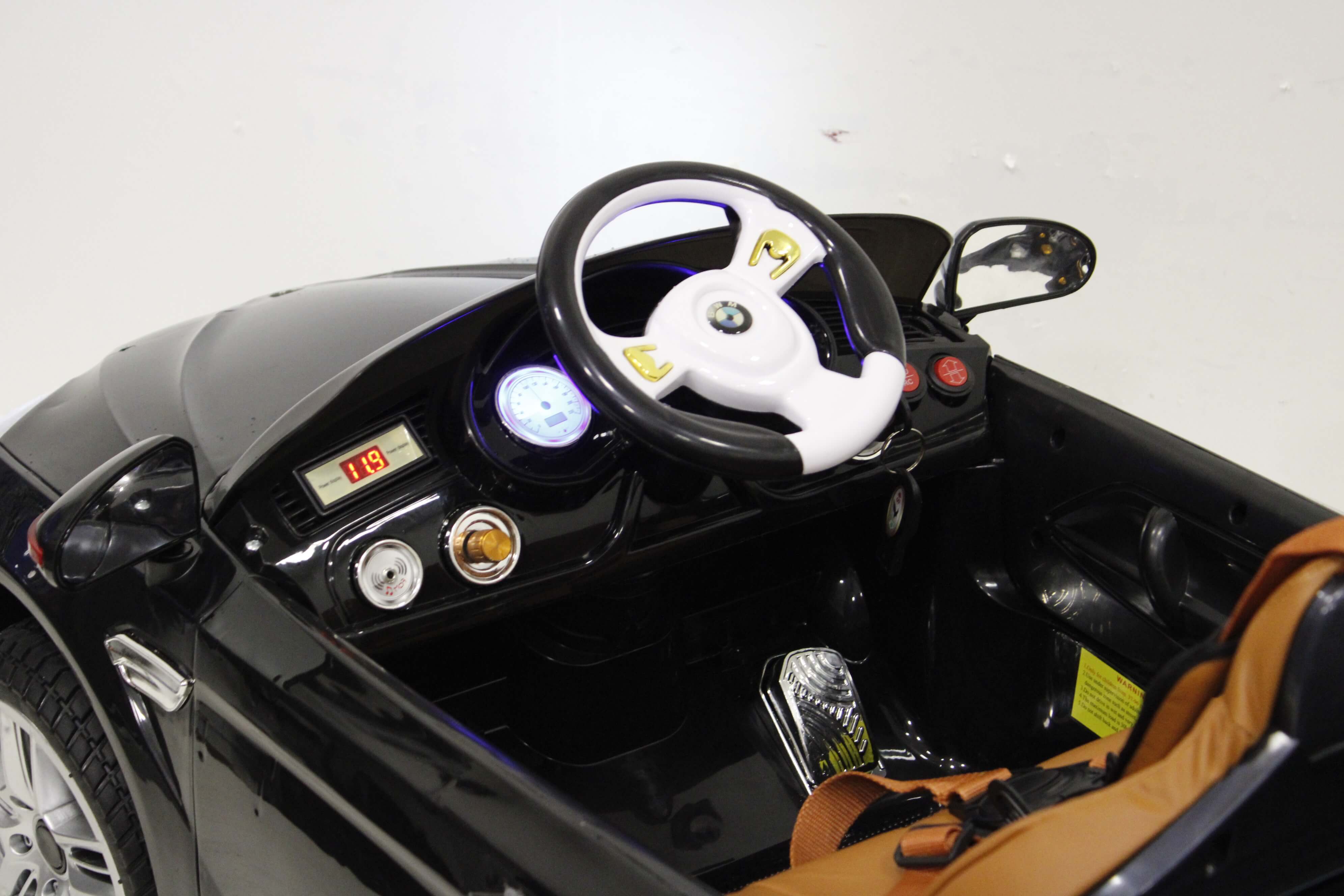 Салон детского электромобиля RiverToys BMW B222BB черного цвета Салон детского электромобиля RiverToys BMW B222BB черного цвета