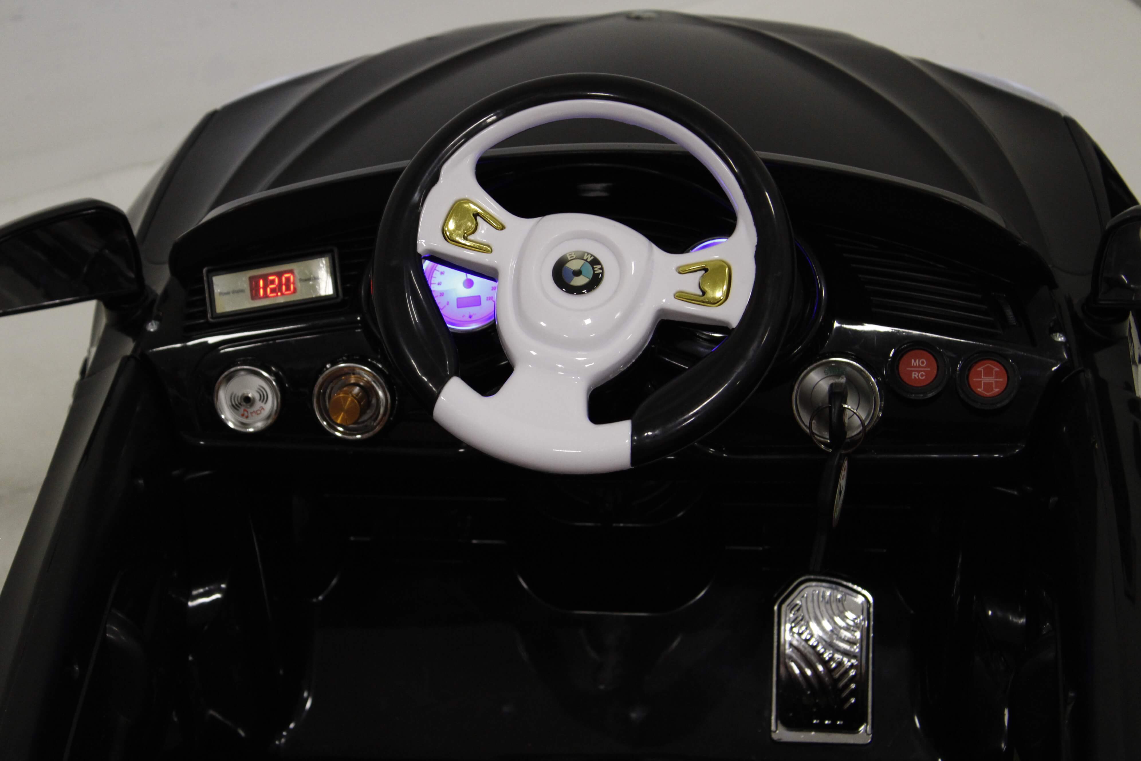 Рули и прибоная панель детского электромобиля RiverToys BMW B222BB черного цвета Рули и прибоная панель детского электромобиля RiverToys BMW B222BB черного цвета