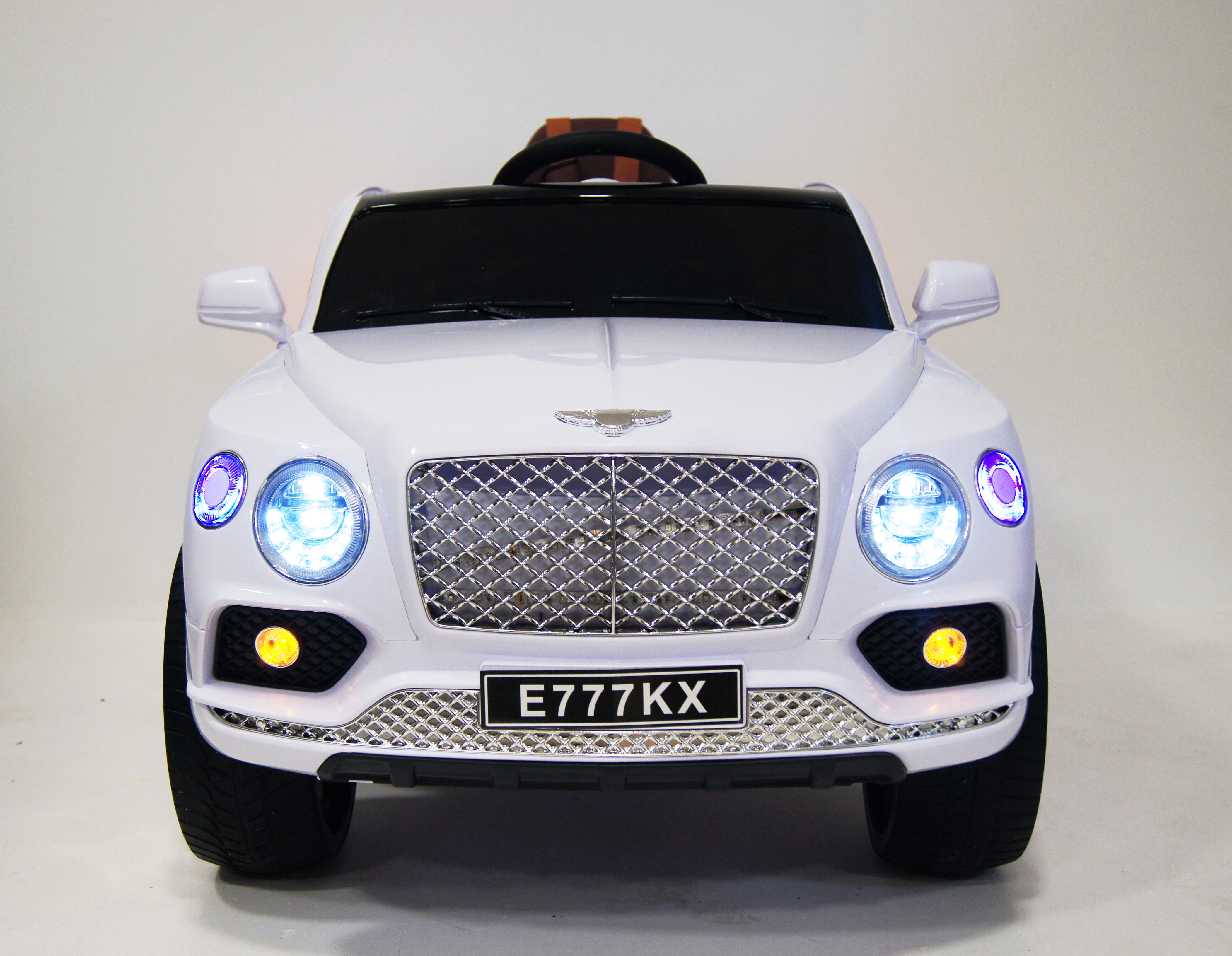 Электромобиль детский RiverToys Bentley E777KX белого цвета Электромобиль детский RiverToys Bentley E777KX белого цвета