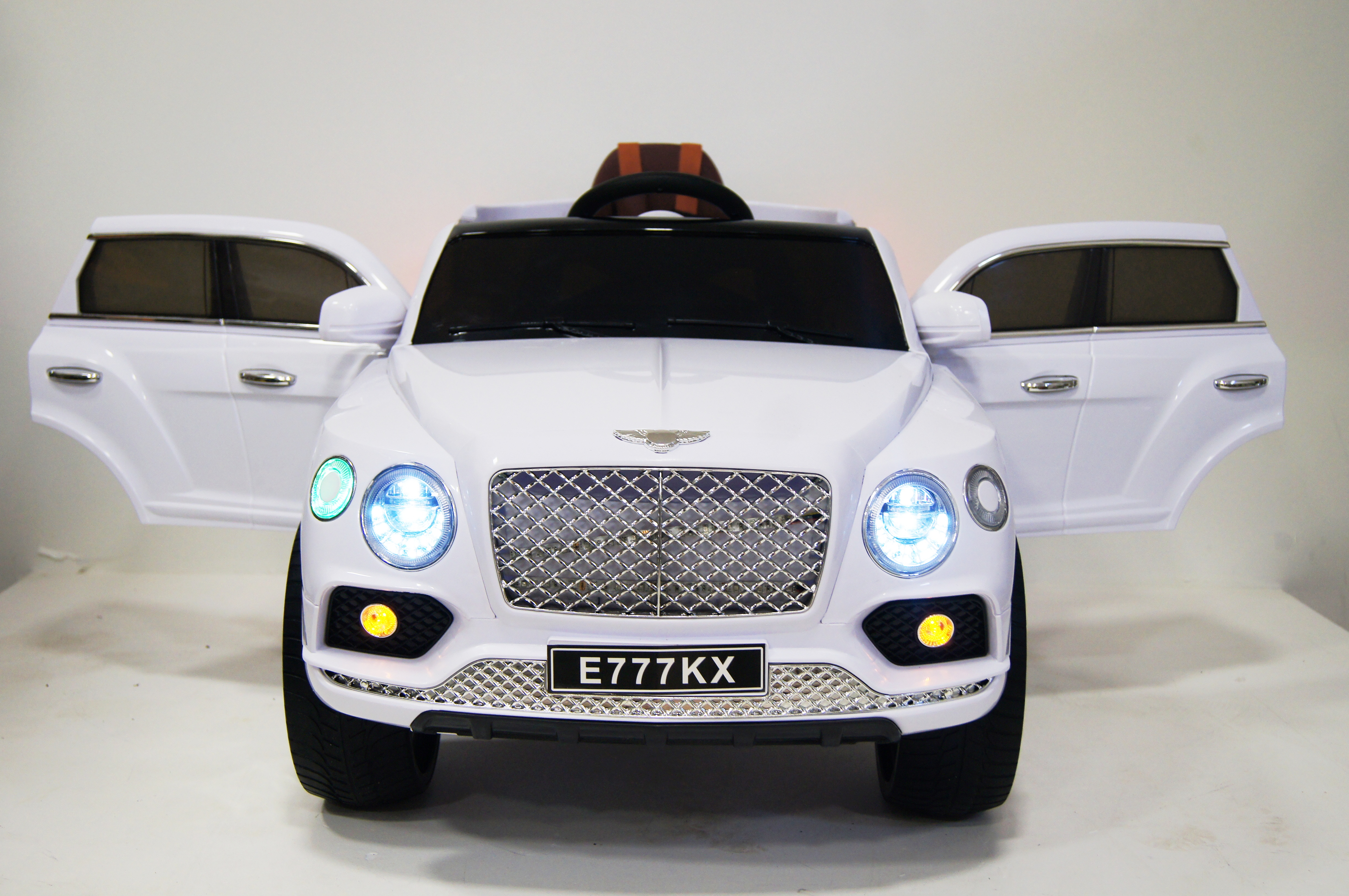 Электромобиль детский RiverToys Bentley E777KX белого цвета Электромобиль детский RiverToys Bentley E777KX белого цвета