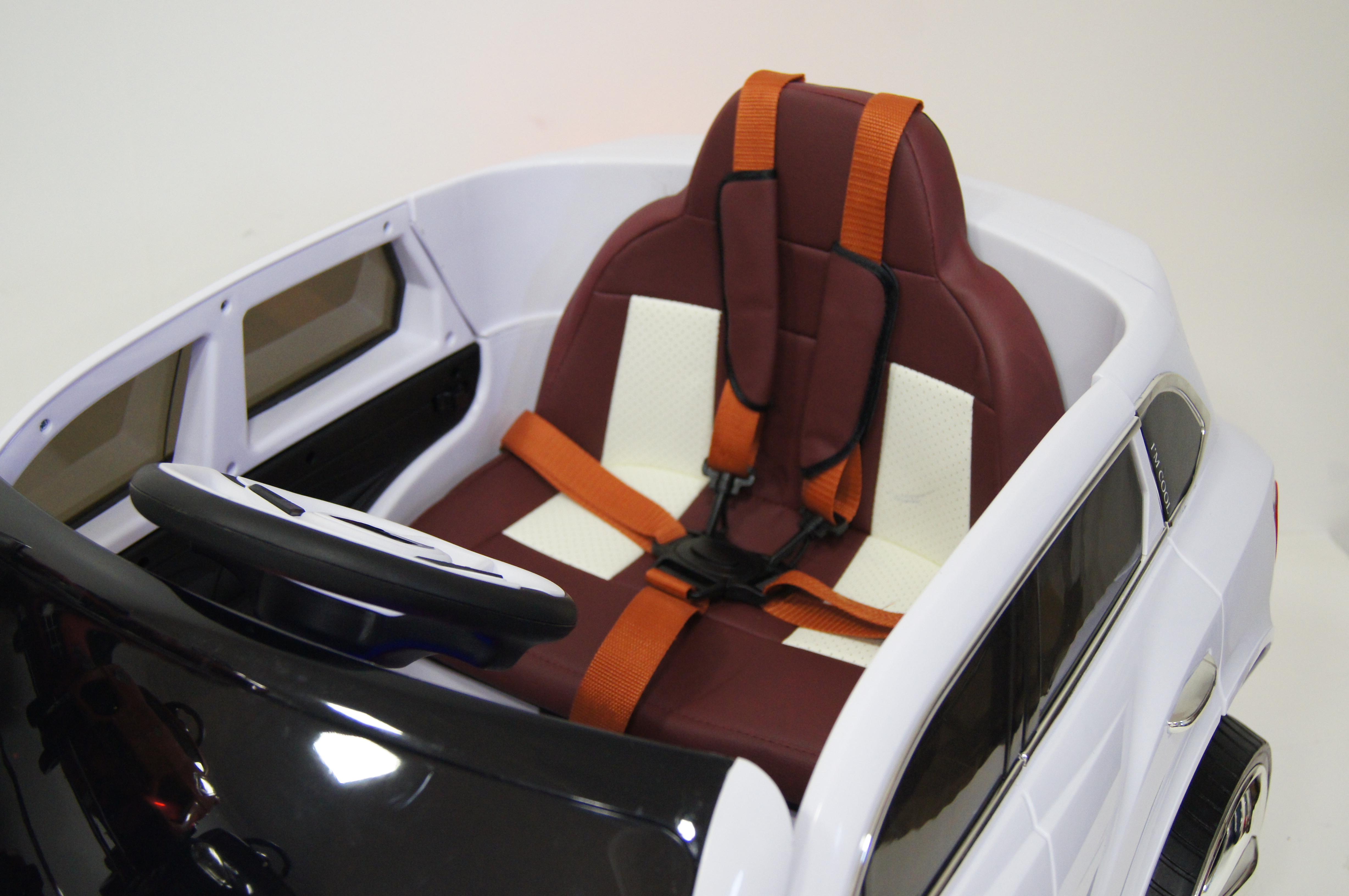 Салон детского электромобиля RiverToys Bentley E777KX белого цвета Салон детского электромобиля RiverToys Bentley E777KX белого цвета