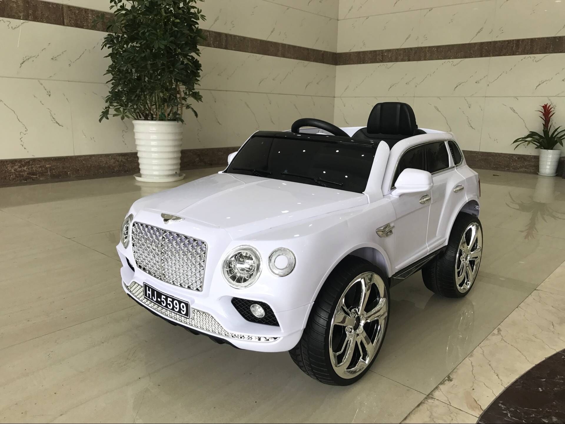 Электромобиль детский RiverToys Bentley E777KX белого цвета Электромобиль детский RiverToys Bentley E777KX белого цвета