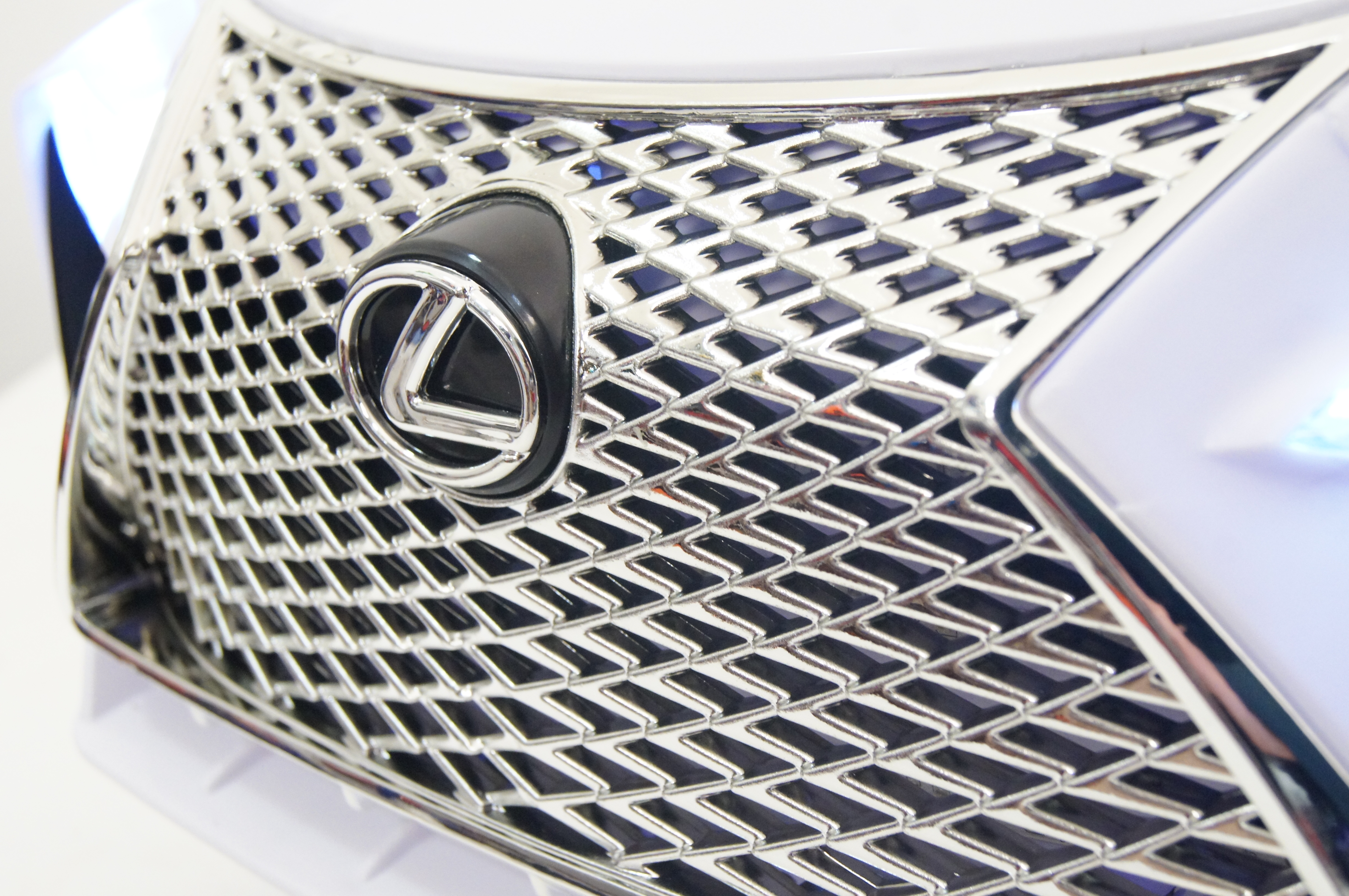Радиаторная решетка детского электромобиля RiverToys Lexus E111KX белого цвета Радиаторная решетка детского электромобиля RiverToys Lexus E111KX белого цвета