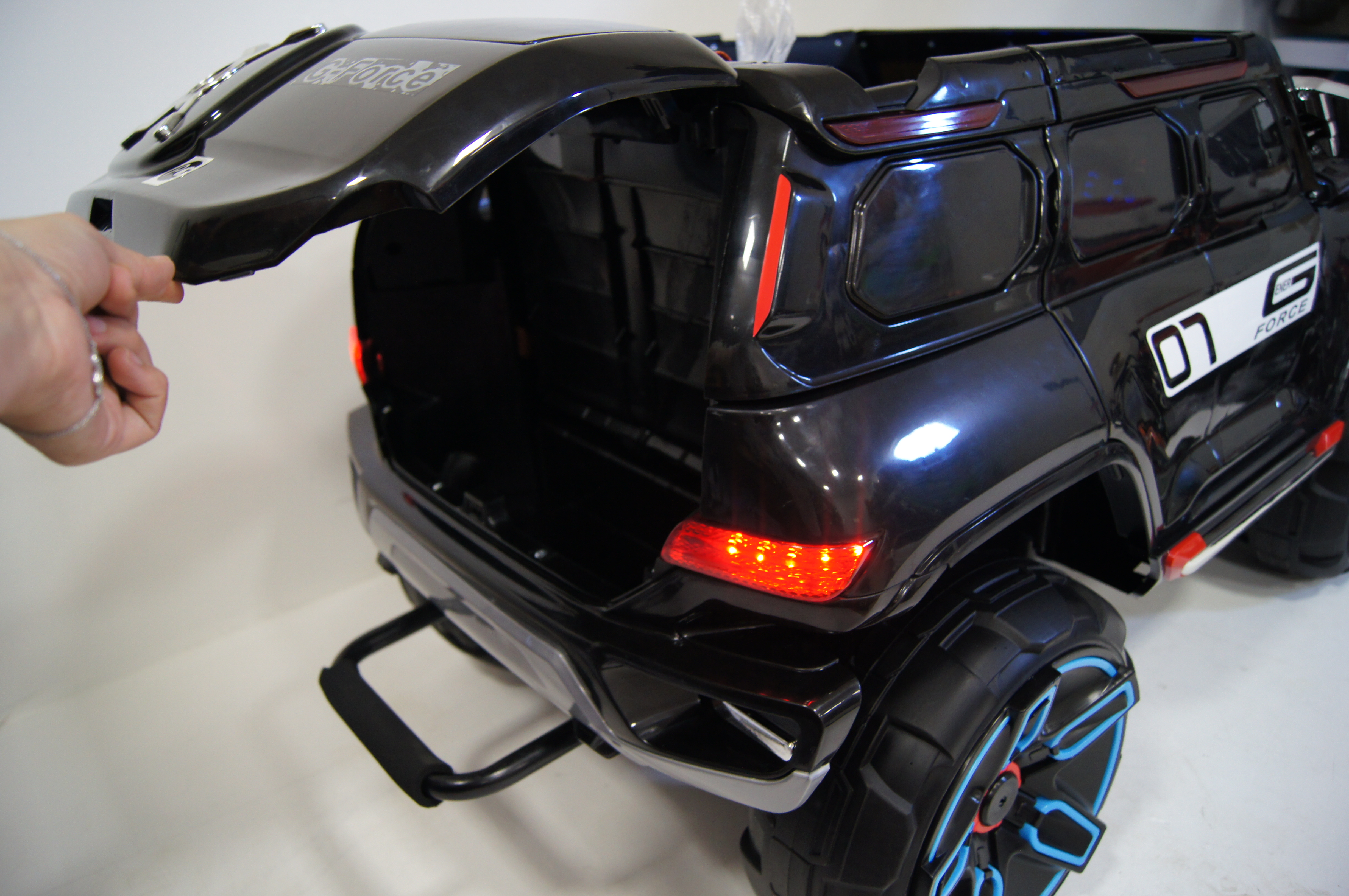 �������� �������� ������������� RiverToys Merc E333KX ������� �����