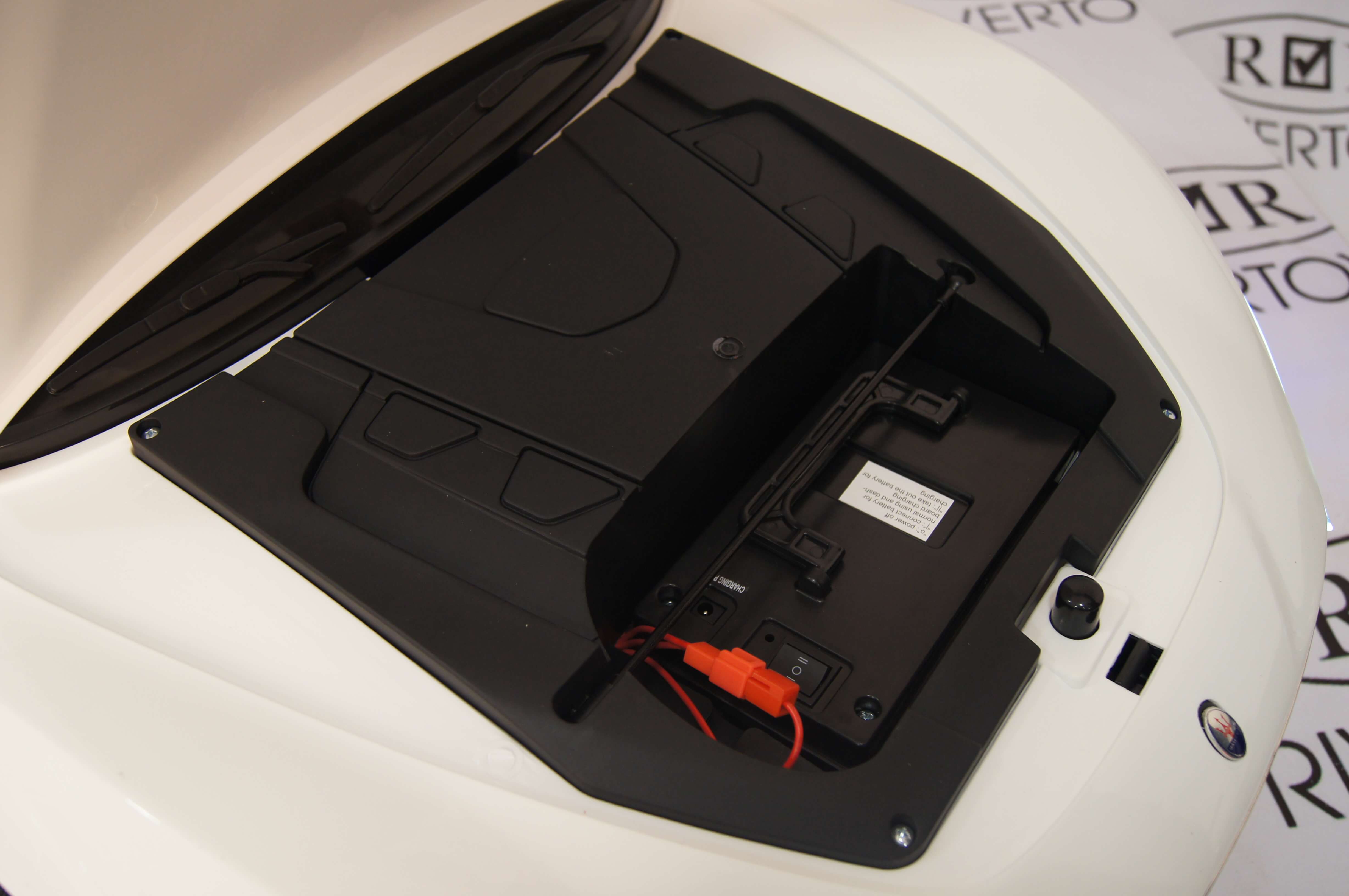 ����� � ����������� �������� ������������� RiverToys Maserati A005AA (��������) ������ �����
