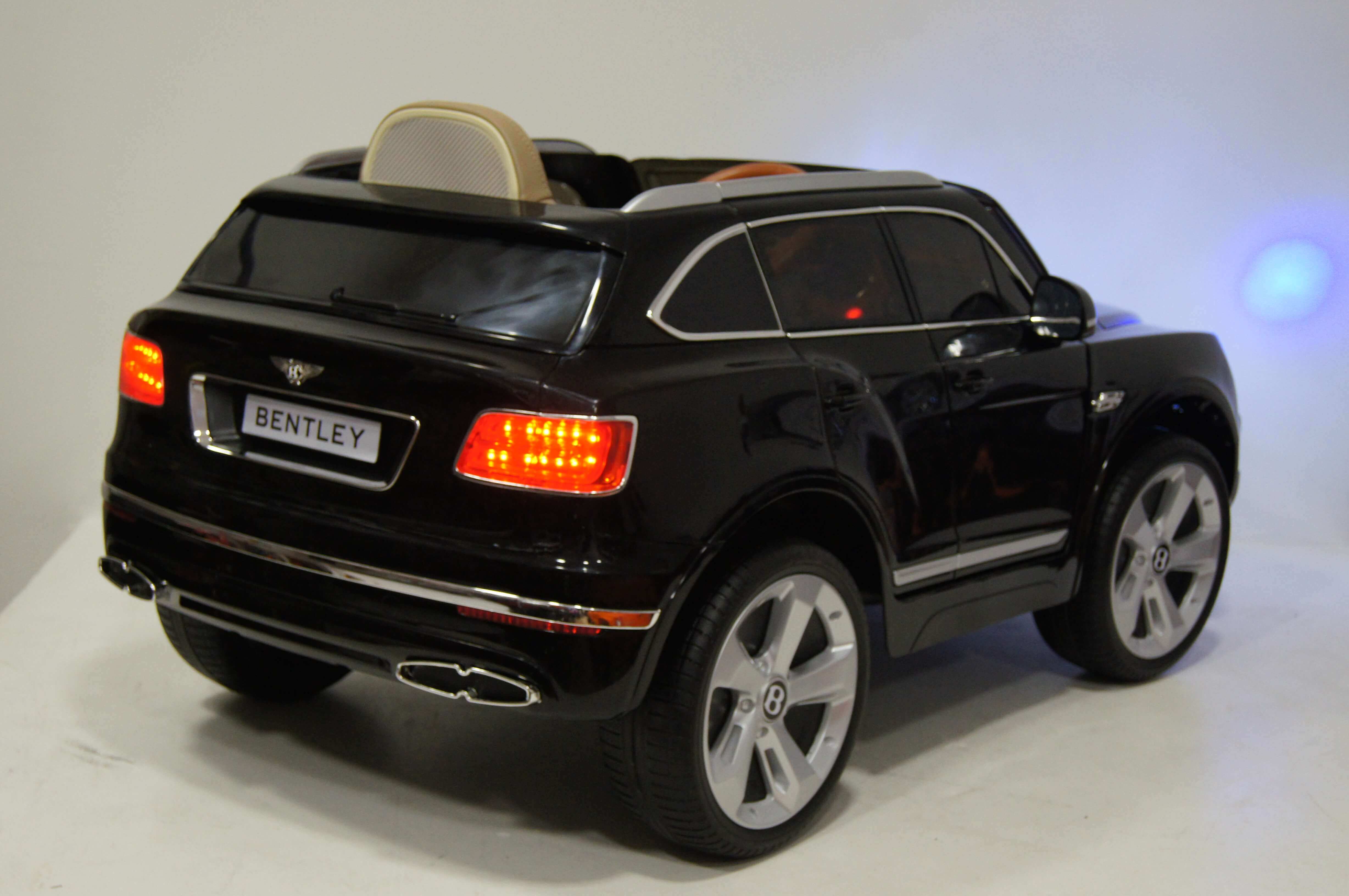 Электромобиль детский RiverToys Bentley Bentayga JJ2158 (лицензия) черного цвета Электромобиль детский RiverToys Bentley Bentayga JJ2158 (лицензия) черного цвета