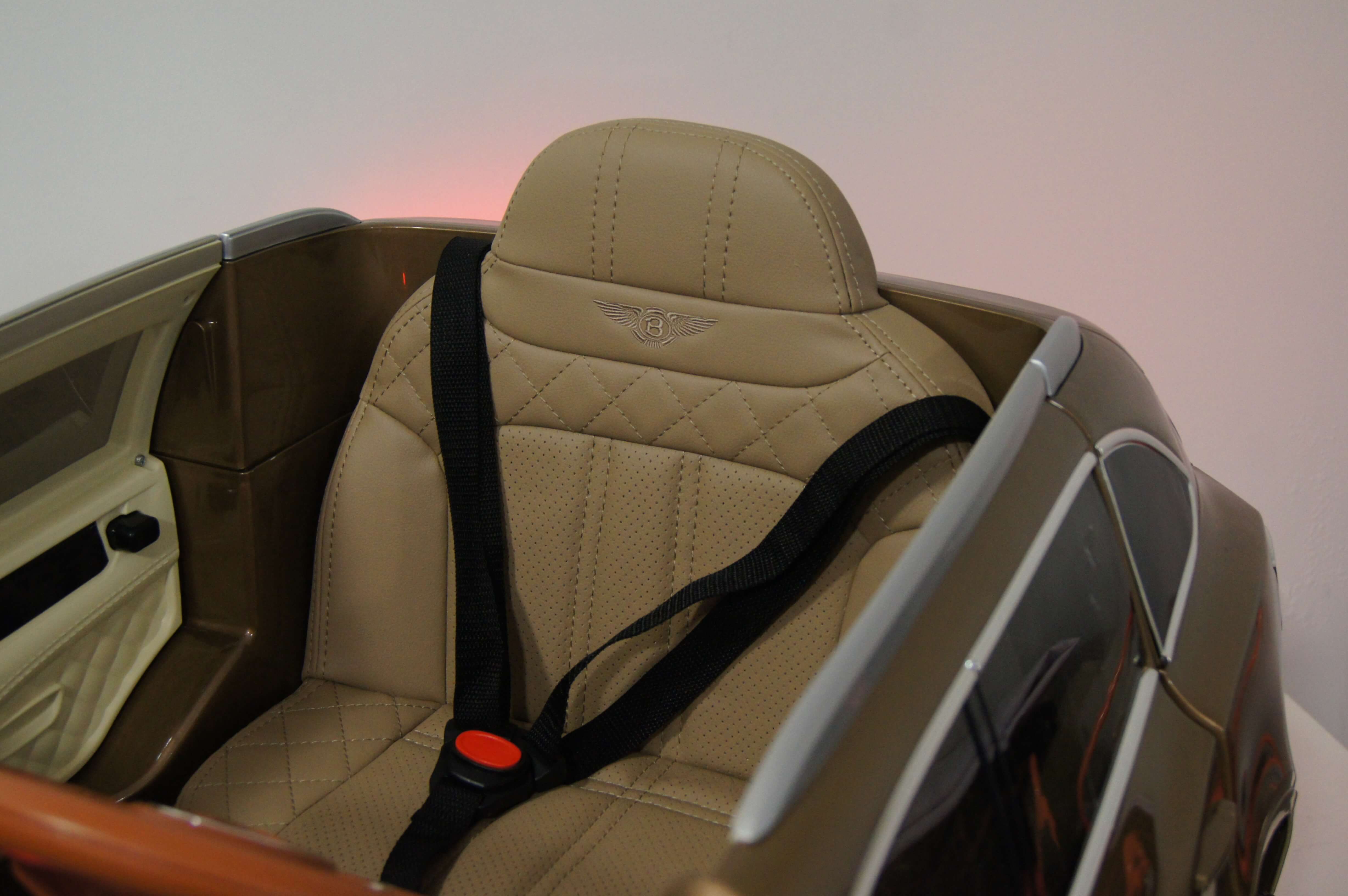 ������� �������� ������������� RiverToys Bentley Bentayga JJ2158 ������ (��������)