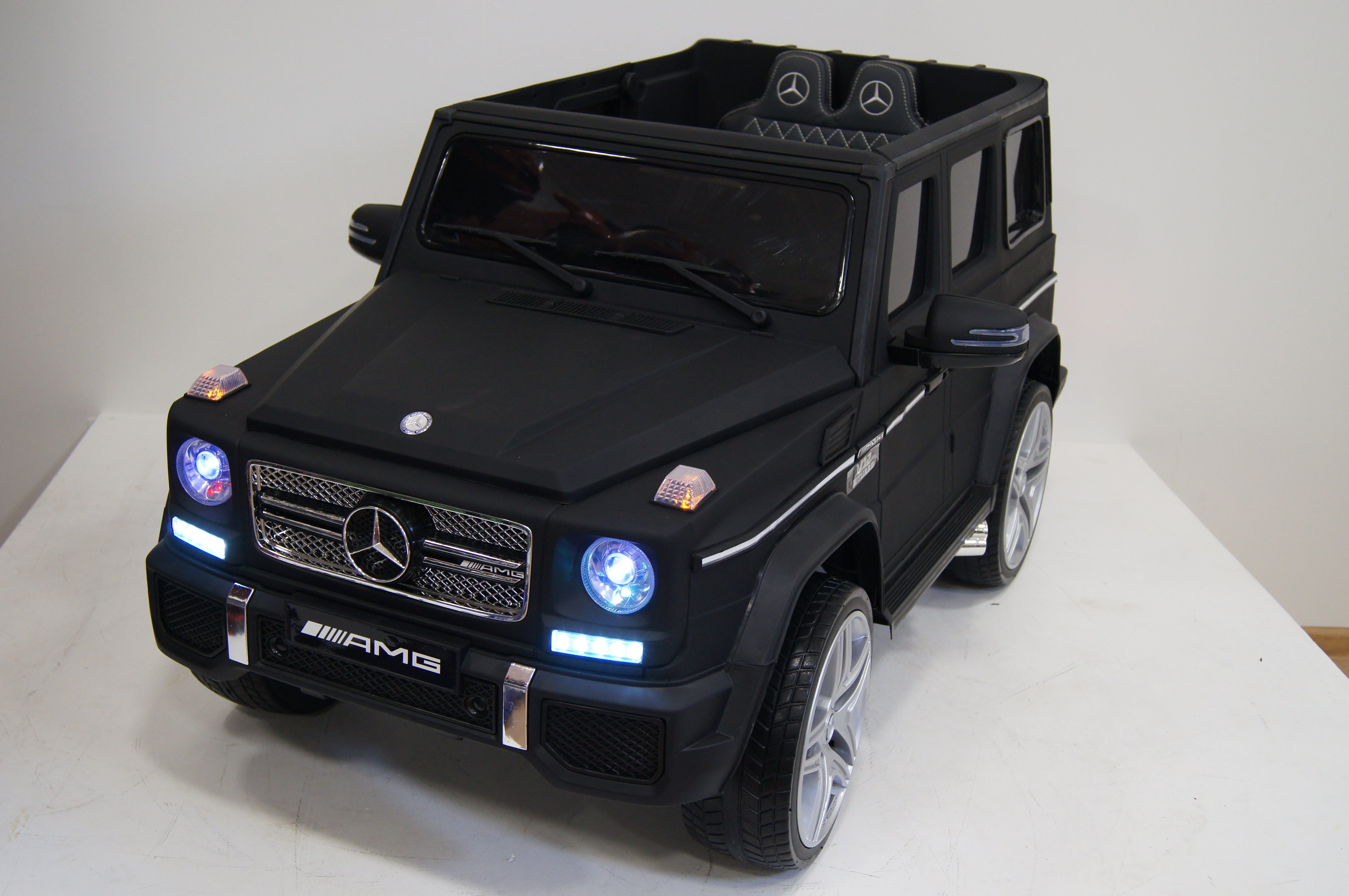 Электромобиль детский RiverToys Mercedes-Benz G65 AMG черный матовый Электромобиль детский RiverToys Mercedes-Benz G65 AMG черный матовый