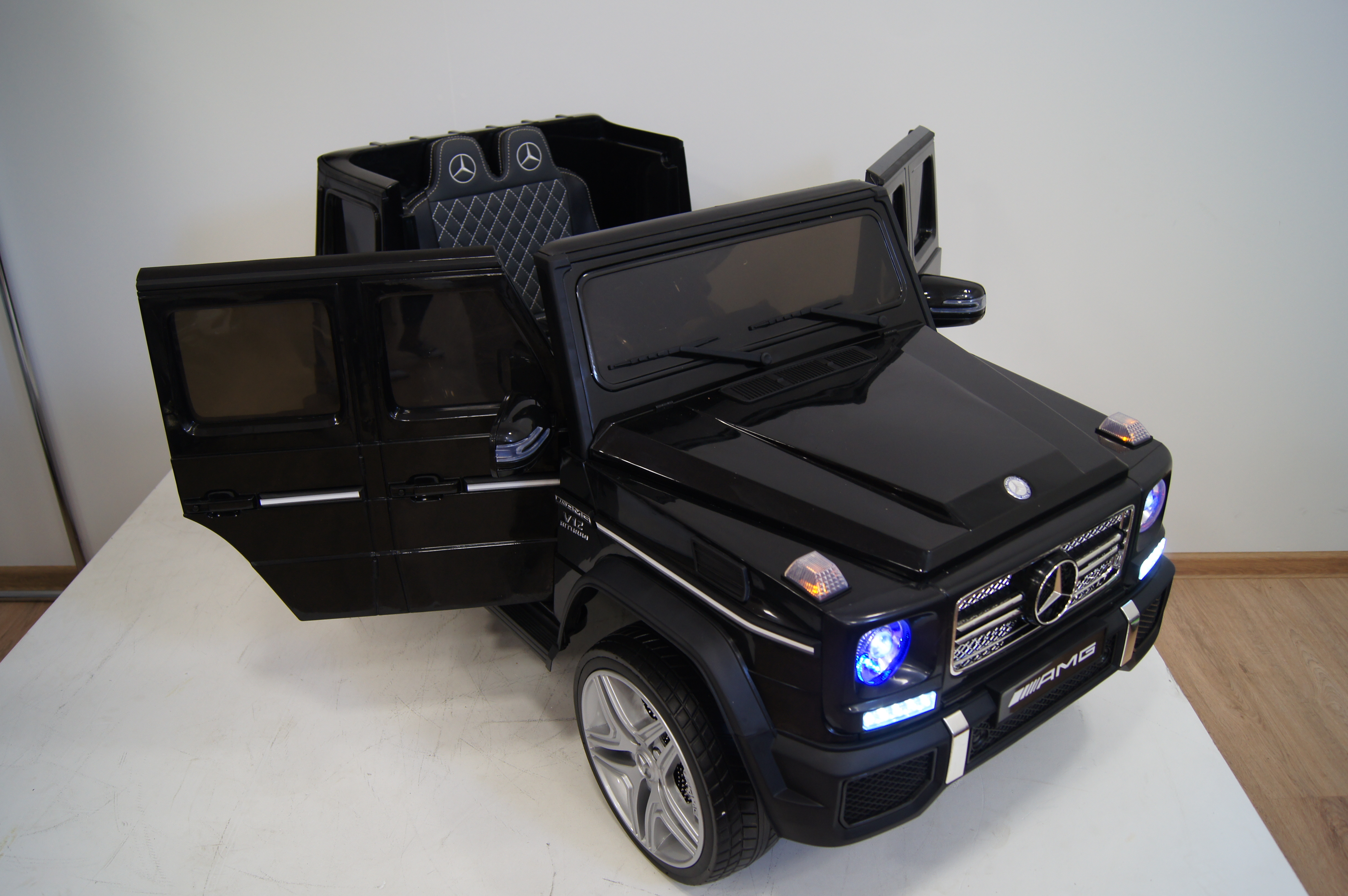 Электромобиль детский RiverToys Mercedes-Benz G65 AMG черный глянец Электромобиль детский RiverToys Mercedes-Benz G65 AMG черный глянец