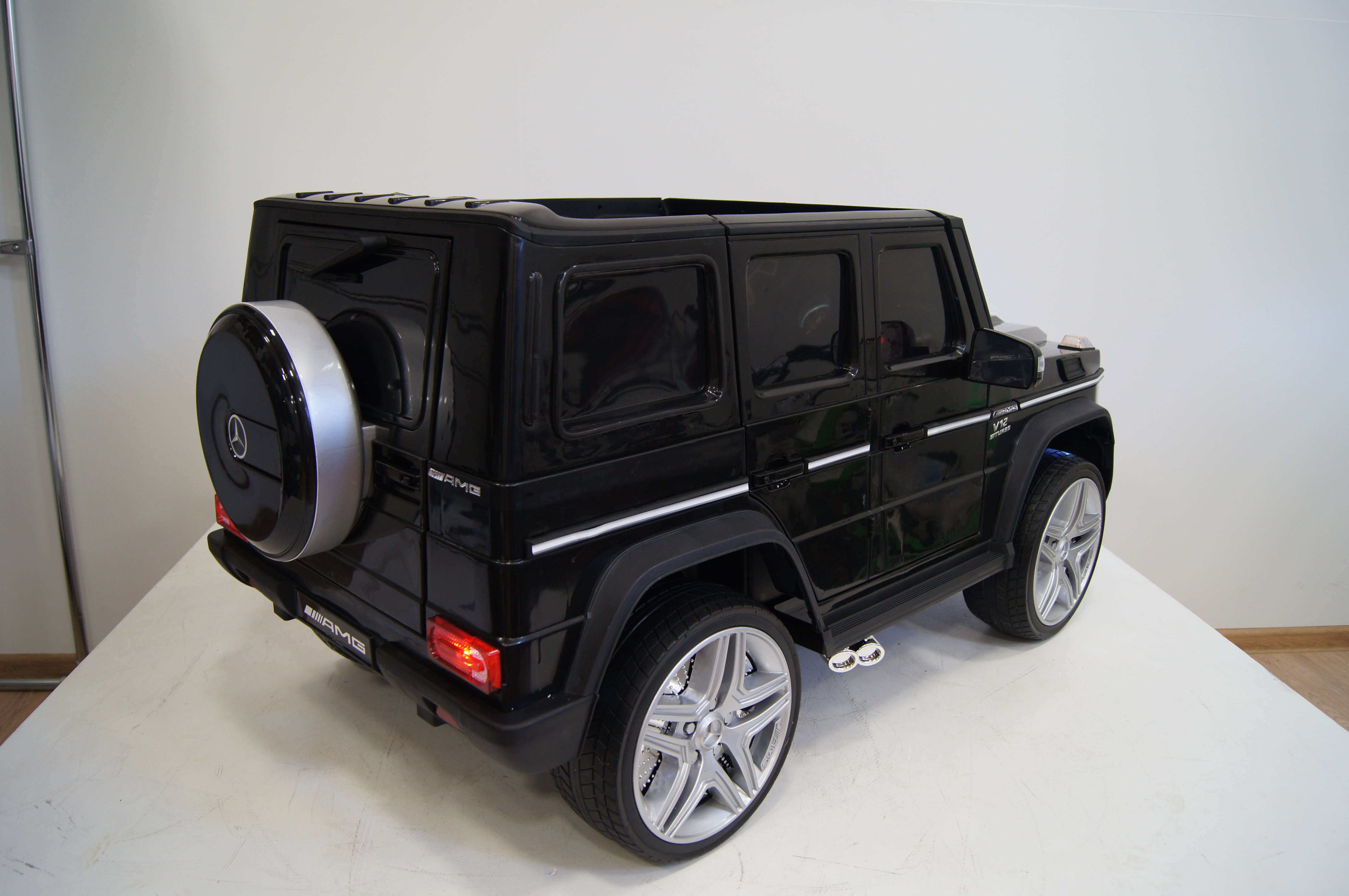 Электромобиль детский RiverToys Mercedes-Benz G65 AMG черный глянец Электромобиль детский RiverToys Mercedes-Benz G65 AMG черный глянец