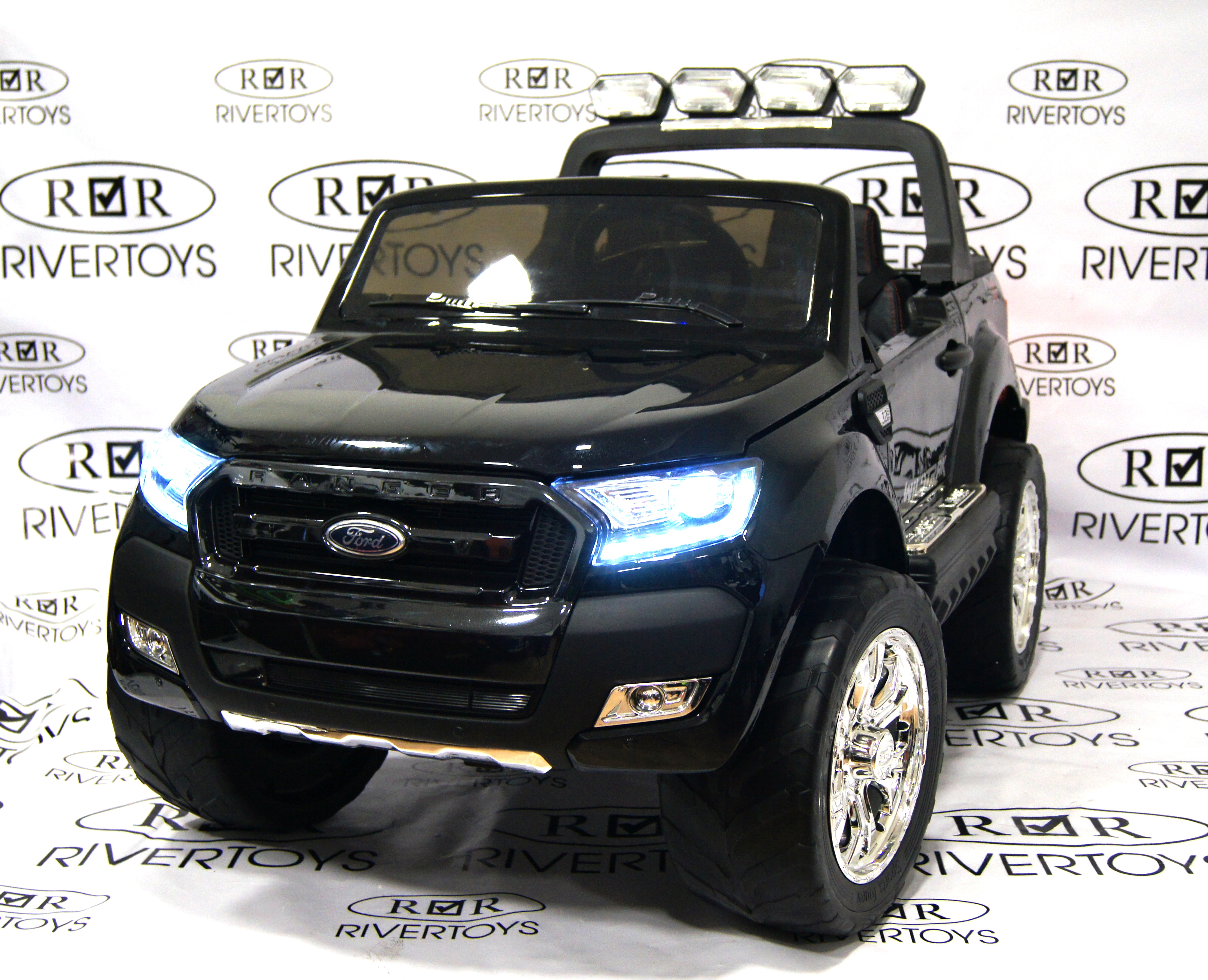 Электромобиль детский RiverToys New Ford Ranger 4WD (лицензия) черный глянец Электромобиль детский RiverToys New Ford Ranger 4WD (лицензия) черный глянец