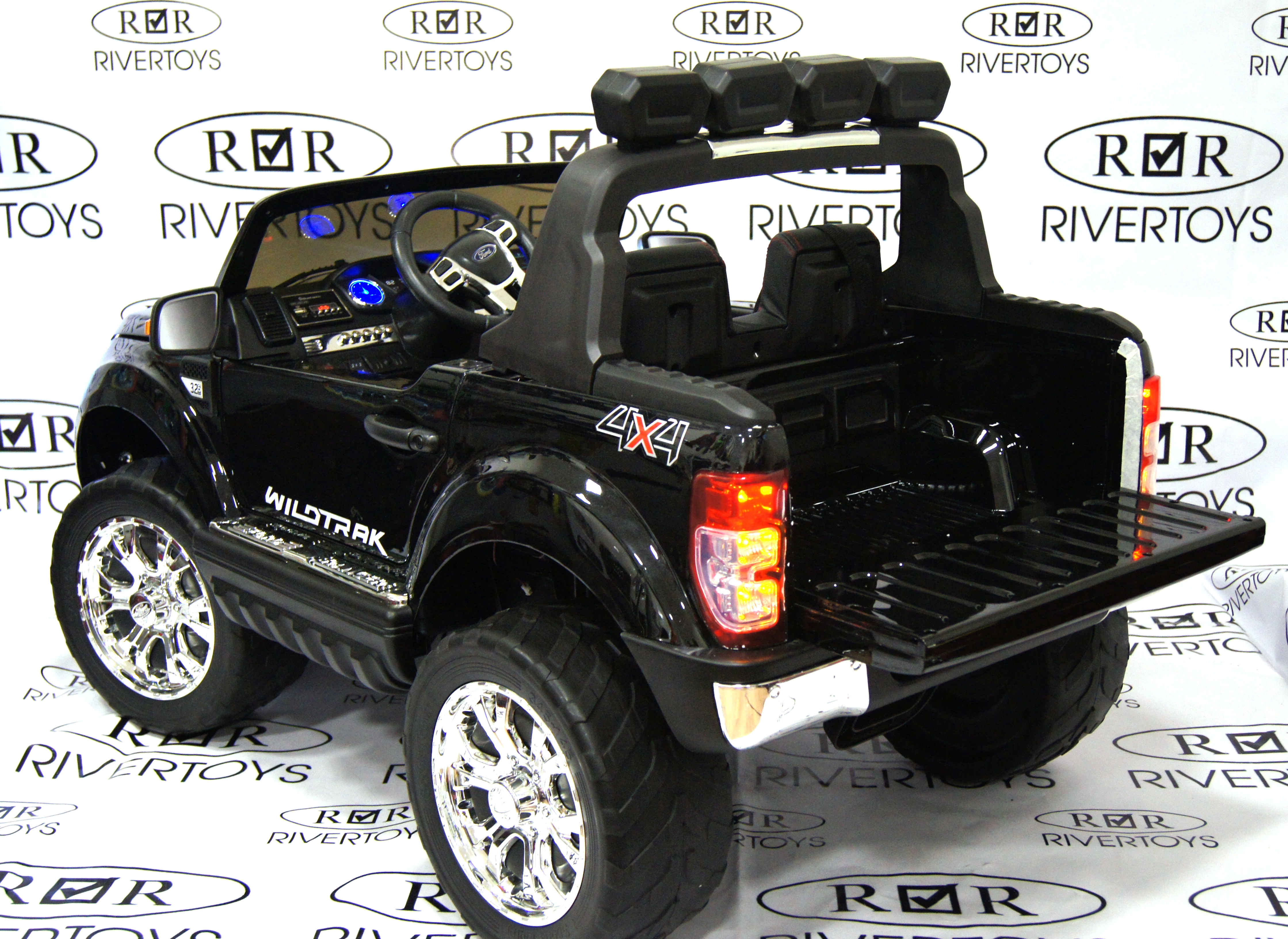 Электромобиль детский RiverToys New Ford Ranger 4WD (лицензия) черный глянец Электромобиль детский RiverToys New Ford Ranger 4WD (лицензия) черный глянец