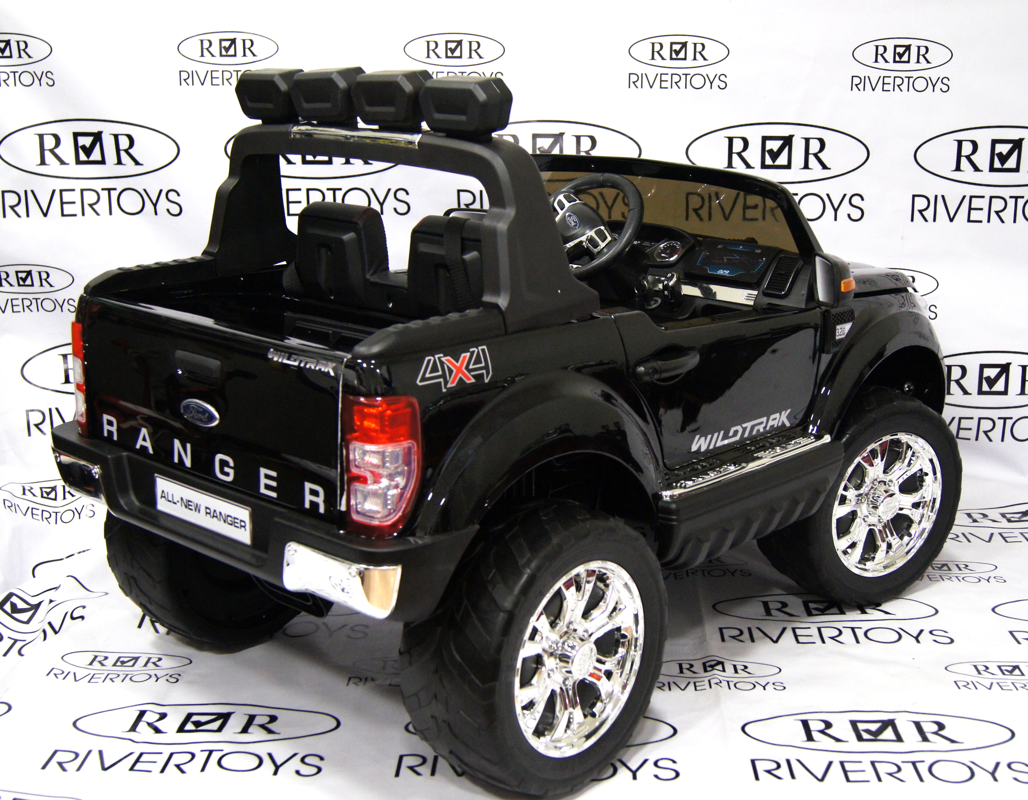 Электромобиль детский RiverToys New Ford Ranger 4WD (лицензия) черный глянец Электромобиль детский RiverToys New Ford Ranger 4WD (лицензия) черный глянец