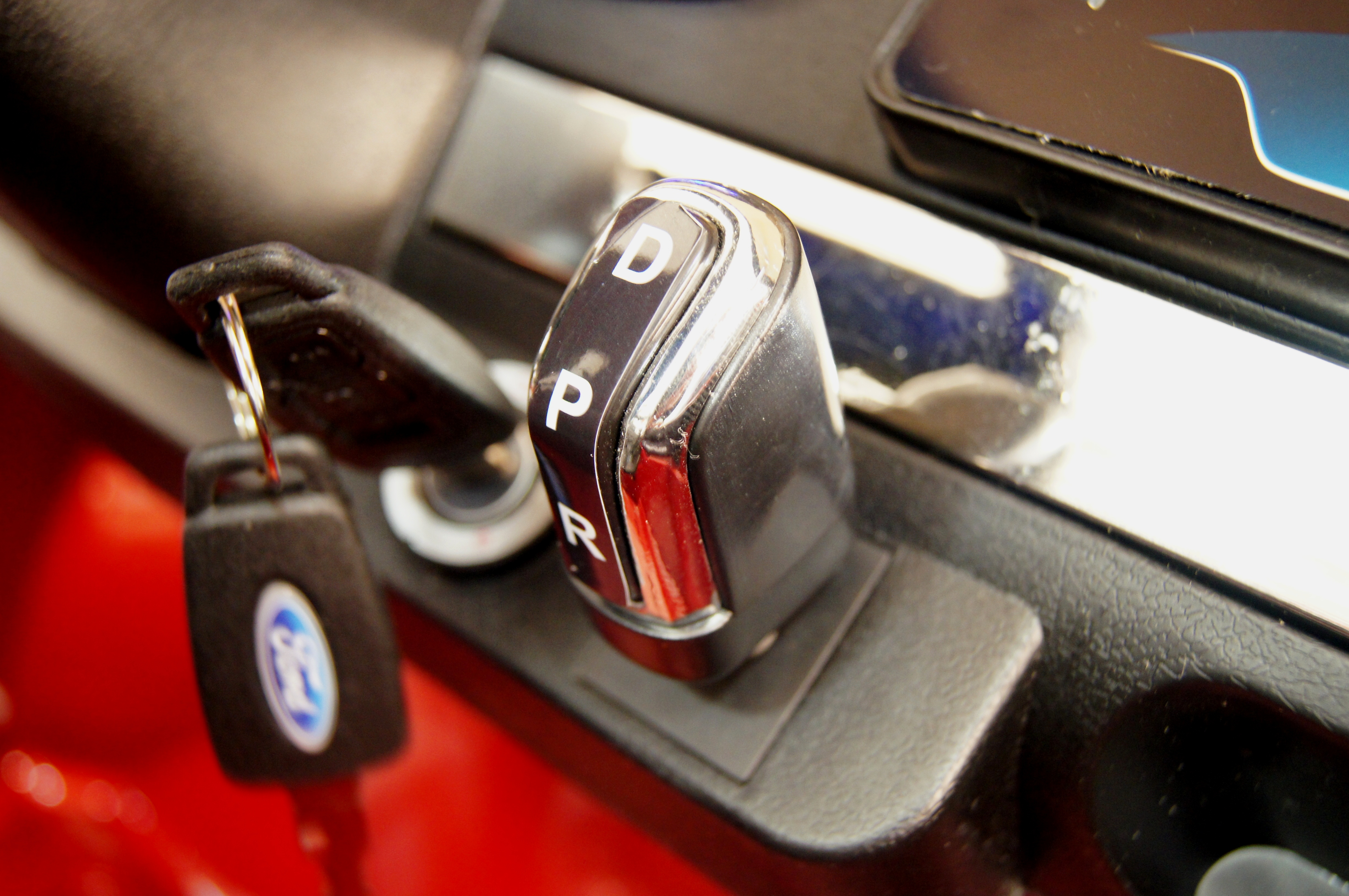 Коробка передач детского электромобиля RiverToys New Ford Ranger 4WD (лицензия) красный глянец Коробка передач детского электромобиля RiverToys New Ford Ranger 4WD (лицензия) красный глянец