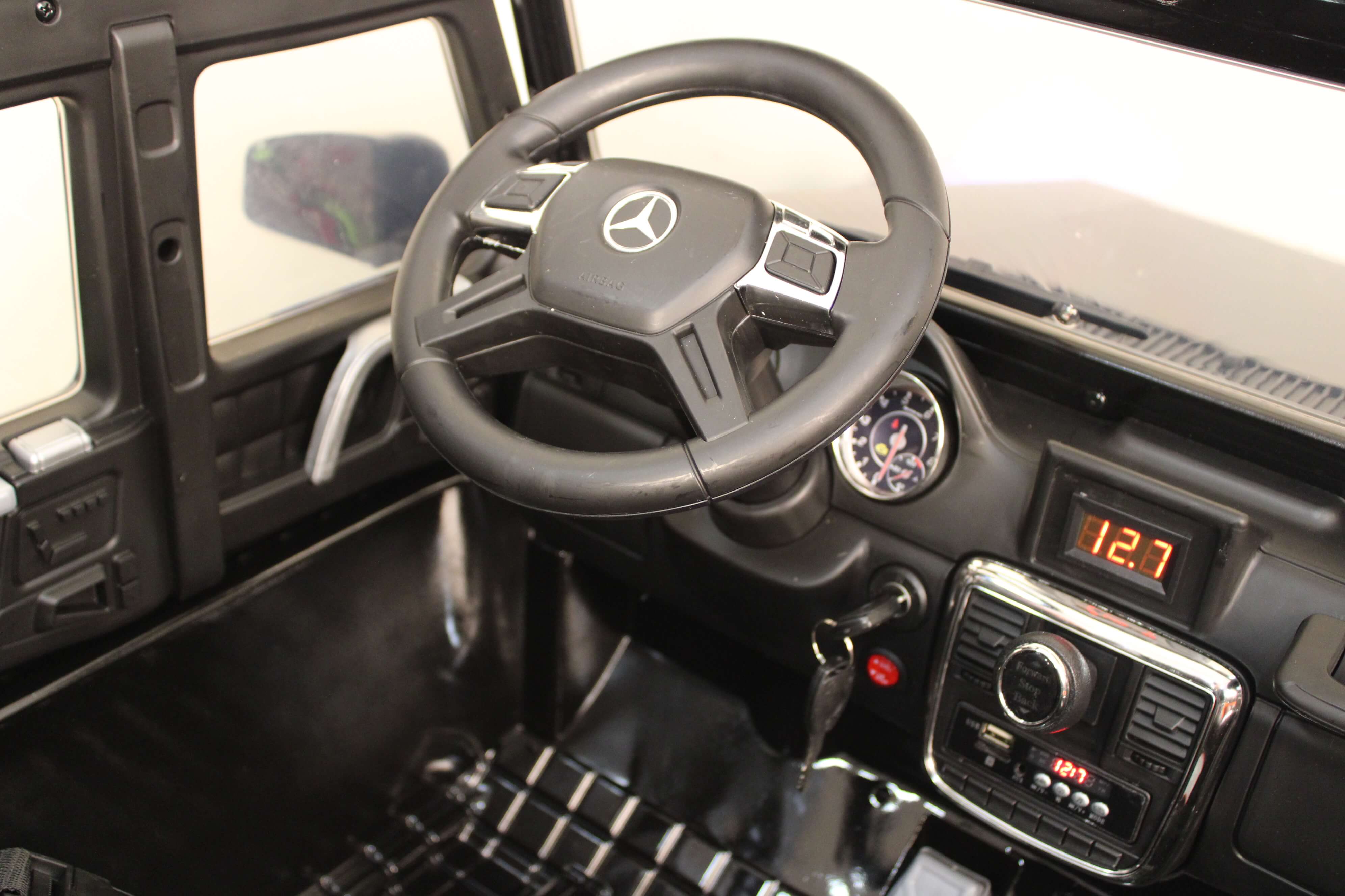 Руль детского электромобиля RiverToys Mercedes-Benz G63-AMG 4WD X555XX вишневый глянец Руль детского электромобиля RiverToys Mercedes-Benz G63-AMG 4WD X555XX вишневый глянец