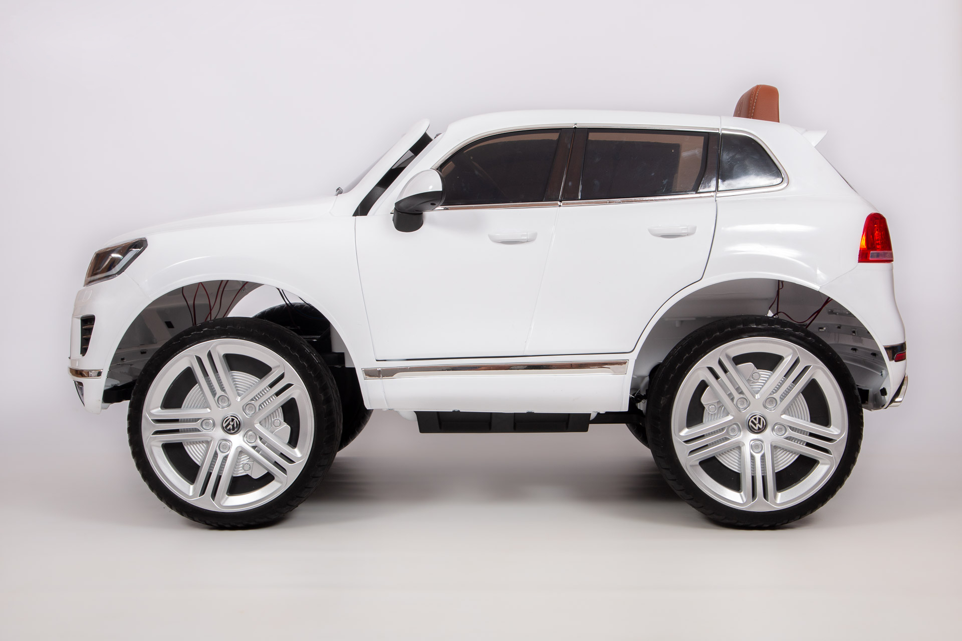 Электромобиль BARTY Volkswagen Touareg (лицензия) белый Электромобиль BARTY Volkswagen Touareg (лицензия) белый